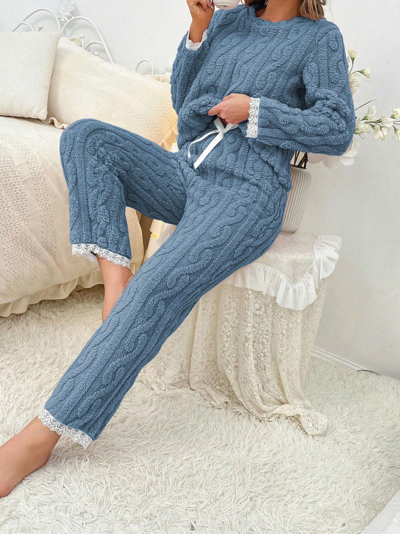 Women's Coral Fleece Solid Color Lace Trim Thick Casual Pajama Set